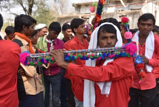 आंध्र प्रदेश पुलिस ने अनंतगिरी में सड़क बनाने वाले आदिवासियों को मदद का वादा किया