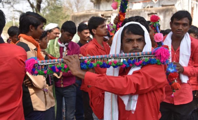 आंध्र प्रदेश पुलिस ने अनंतगिरी में सड़क बनाने वाले आदिवासियों को मदद का वादा किया
