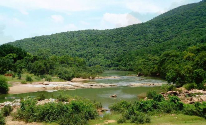 पूर्वी सिंह पृष्ठभूमि जिला झारखंड के दक्षिण पूर्व कोने में स्थित है।