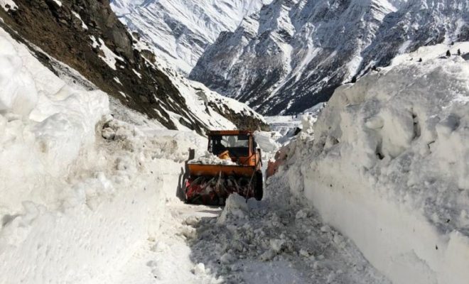 स्पीति को लाहौल से जोड़ने में जुटी बीआरओ की टीम